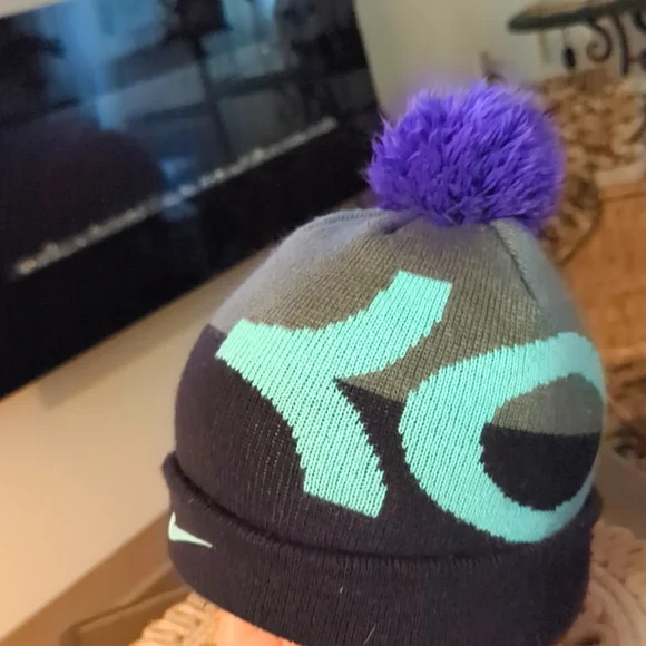 Nike Beanie hat - Picture 1 of 3